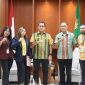 Gubernur NTT menerima audiens dengan tim Kompas Televisi 
