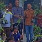 Anggota DPR RI Usman Husen bagikan anakan pohon kepada masyarakat Pakubaun, Amarasi Timur.