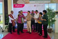 Direktur Utama PT Bumi Indah Group melakukan serah terima plakat pada acara penerbangan perdana Batik Air Denpasar-Tambaloka (9/01).