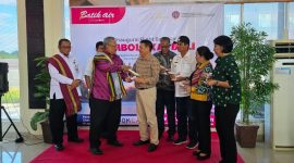Direktur Utama PT Bumi Indah Group melakukan serah terima plakat pada acara penerbangan perdana Batik Air Denpasar-Tambaloka (9/01).