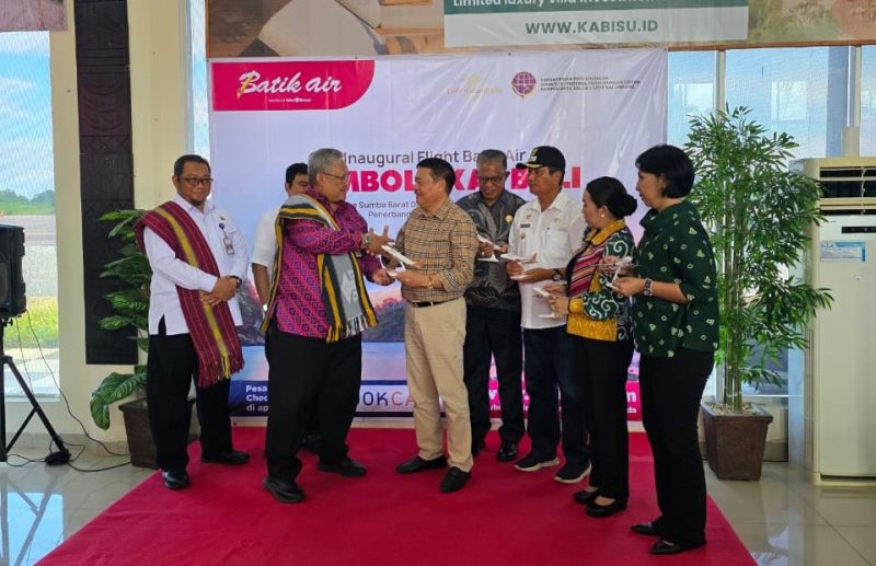 Direktur Utama PT Bumi Indah Group melakukan serah terima plakat pada acara penerbangan perdana Batik Air Denpasar-Tambaloka (9/01).