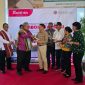 Direktur Utama PT Bumi Indah Group melakukan serah terima plakat pada acara penerbangan perdana Batik Air Denpasar-Tambaloka (9/01).