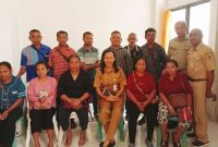 Keluarga korban saat berada di Kantor Dinas Pendidikan Kabupaten Kupang.
