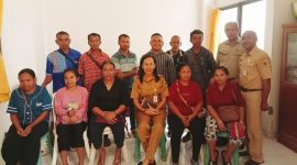 Keluarga korban saat berada di Kantor Dinas Pendidikan Kabupaten Kupang.