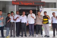 bersama sejumlah kepala desa saat berada di Balai Besar Wilayah Sungai (BBWS) Nusa Tenggara II.