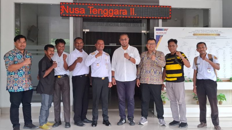 bersama sejumlah kepala desa saat berada di Balai Besar Wilayah Sungai (BBWS) Nusa Tenggara II.