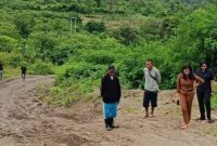 Wakil Bupati Kupang, Aurum Titu Eki ketika turun melihat jalan rusak di Fatuleu.