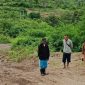 Wakil Bupati Kupang, Aurum Titu Eki ketika turun melihat jalan rusak di Fatuleu.