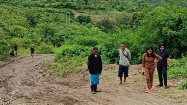 Wakil Bupati Kupang, Aurum Titu Eki ketika turun melihat jalan rusak di Fatuleu.