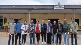 Nampak korban bersama keluarga didampingi oleh para advokat dari LBH SURYA NTT.