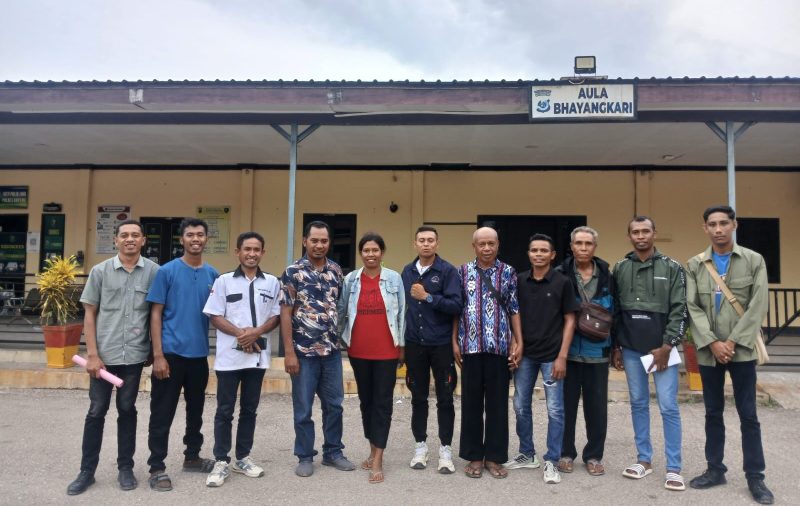 Nampak korban bersama keluarga didampingi oleh para advokat dari LBH SURYA NTT.
