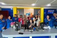 Para aktivis hingga akademisi foto bersama usai dialog interaktif di RRI Kupang.