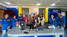 Para aktivis hingga akademisi foto bersama usai dialog interaktif di RRI Kupang.