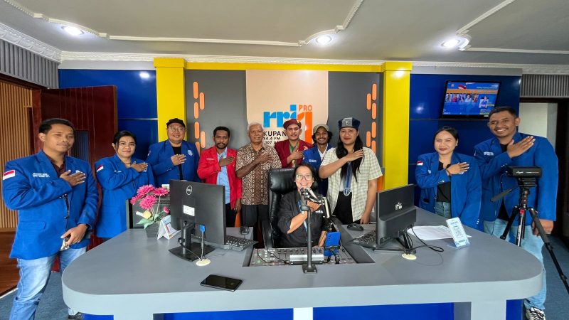 Para aktivis hingga akademisi foto bersama usai dialog interaktif di RRI Kupang.