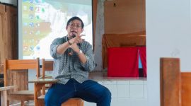 Dr. Efata F. B. Duarte saat menyampaikan materi pada kuliah umum di STIKUM Prof.Dr. Yohanes Usfunan, S.H.,M.H.