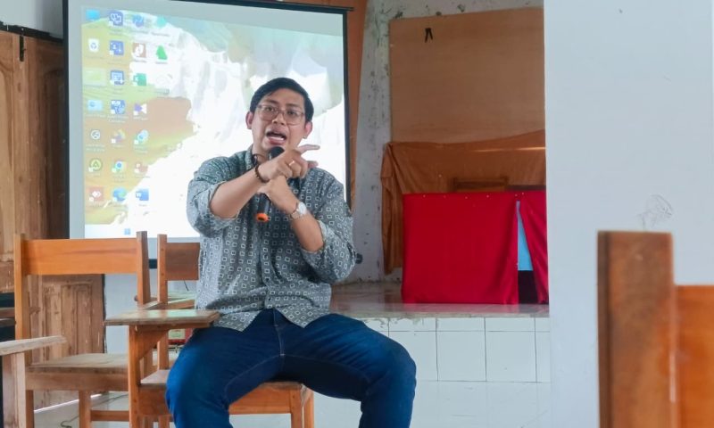Dr. Efata F. B. Duarte saat menyampaikan materi pada kuliah umum di STIKUM Prof.Dr. Yohanes Usfunan, S.H.,M.H.