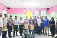 Jajaran Pemerintah Desa Sillu foto bersama kedua keluarga usia menandatangani berita acara perdamaian di Kantor Desa Sillu.