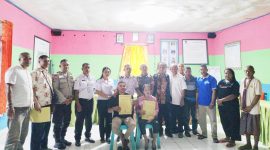 Jajaran Pemerintah Desa Sillu foto bersama kedua keluarga usia menandatangani berita acara perdamaian di Kantor Desa Sillu.