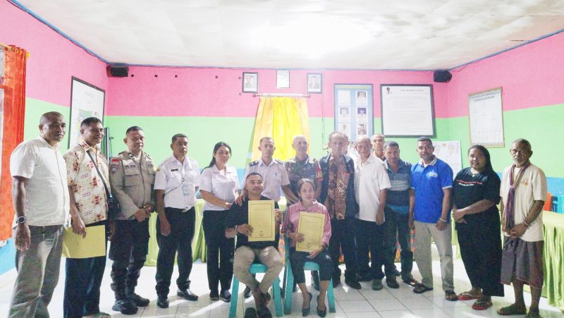 Jajaran Pemerintah Desa Sillu foto bersama kedua keluarga usia menandatangani berita acara perdamaian di Kantor Desa Sillu.