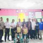 Jajaran Pemerintah Desa Sillu foto bersama kedua keluarga usia menandatangani berita acara perdamaian di Kantor Desa Sillu.