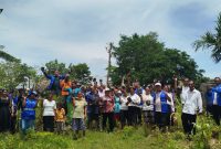 Foto bersama sebelum memulai penanaman ratusan anakan pohon asam dan kopi di Desa Nunsaen, Kabupaten Kupang.