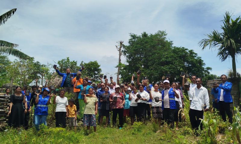 Foto bersama sebelum memulai penanaman ratusan anakan pohon asam dan kopi di Desa Nunsaen, Kabupaten Kupang.