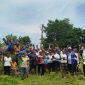 Foto bersama sebelum memulai penanaman ratusan anakan pohon asam dan kopi di Desa Nunsaen, Kabupaten Kupang.