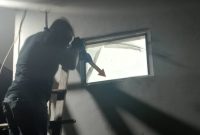 Polisi sedang melakukan pemeriksaan di lokasi kejadian.