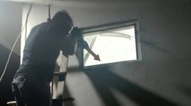Polisi sedang melakukan pemeriksaan di lokasi kejadian.