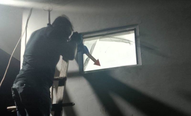 Polisi sedang melakukan pemeriksaan di lokasi kejadian.