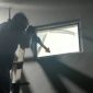 Polisi sedang melakukan pemeriksaan di lokasi kejadian.