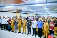 Gubernur bersama stakeholder dan peserta rapat kerja Jasa Konstruksi foto bersama usai acara pembukaan.