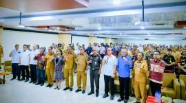 Gubernur bersama stakeholder dan peserta rapat kerja Jasa Konstruksi foto bersama usai acara pembukaan.