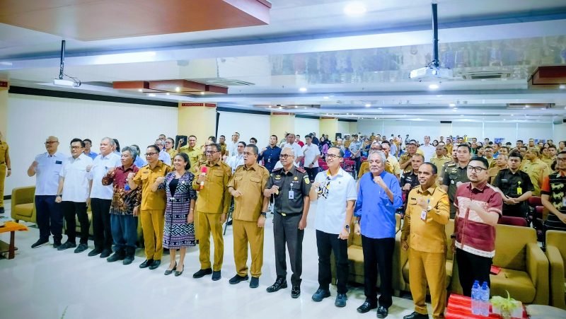 Gubernur bersama stakeholder dan peserta rapat kerja Jasa Konstruksi foto bersama usai acara pembukaan.