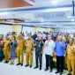 Gubernur bersama stakeholder dan peserta rapat kerja Jasa Konstruksi foto bersama usai acara pembukaan.