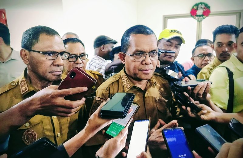 Gubernur NTT, Emanuel Melkiades Laka Lena bersama awak media usai kegiatan.