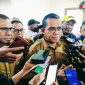 Gubernur NTT, Emanuel Melkiades Laka Lena bersama awak media usai kegiatan.