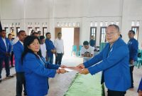 Ketua DPD GAMKI NTT menyerahkan berita acara pelantikan kepada Ketua DPC GAMKI Kabupaten Kupang.