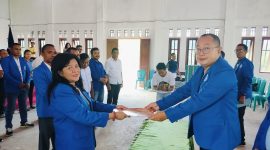 Ketua DPD GAMKI NTT menyerahkan berita acara pelantikan kepada Ketua DPC GAMKI Kabupaten Kupang.