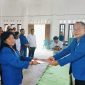 Ketua DPD GAMKI NTT menyerahkan berita acara pelantikan kepada Ketua DPC GAMKI Kabupaten Kupang.