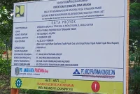 Papan proyek paket Preservasi Jalan Mollo Sujian. 