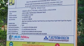 Papan proyek paket Preservasi Jalan Mollo Sujian. 