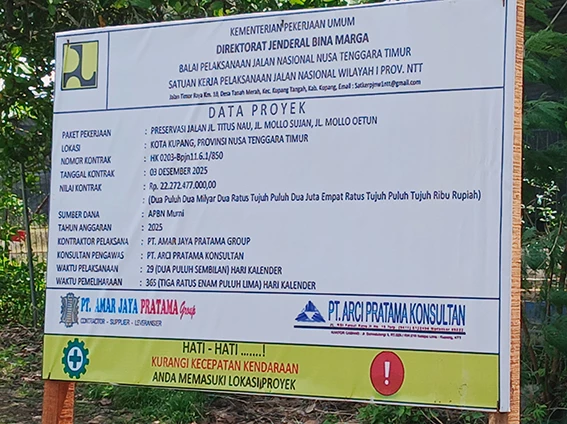 Papan proyek paket Preservasi Jalan Mollo Sujian. 