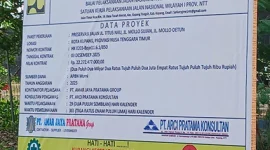 Papan informasi proyek Jalan Mollo Sunjian.