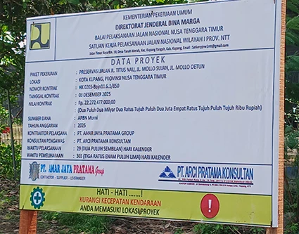 Papan informasi proyek Jalan Mollo Sunjian.
