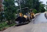 Alat berat yang ada di lokasi Proyek Preservasi Jalan Mollo Sujian di Kelurahan Fatukuoa.