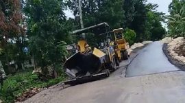 Alat berat yang ada di lokasi Proyek Preservasi Jalan Mollo Sujian di Kelurahan Fatukuoa.