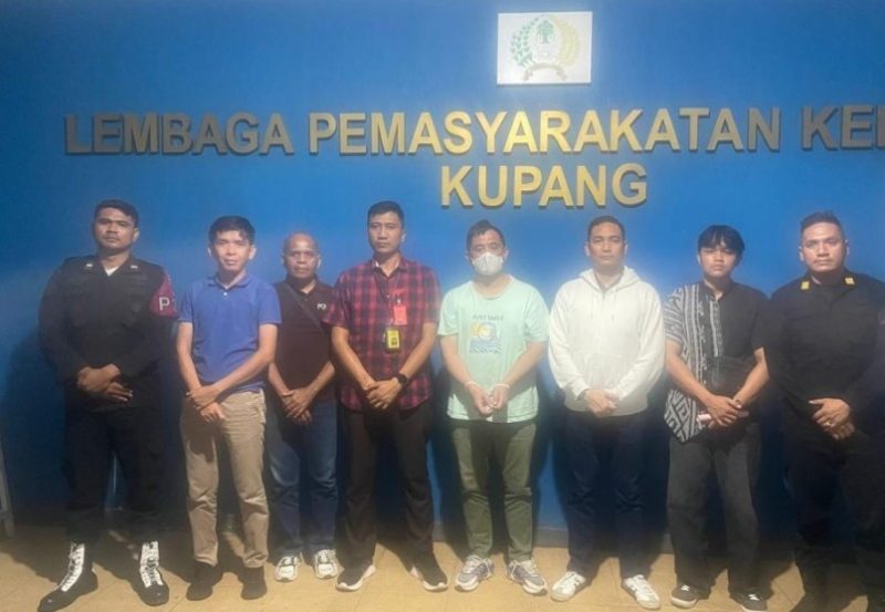 Frangky Agogo dibawa ke Lembaga Pemasyarakatan Kupang.