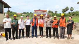 Foto bersama usai peletakan batu pertama pembangunan gedung baru di lingkungan Polres Kupang.