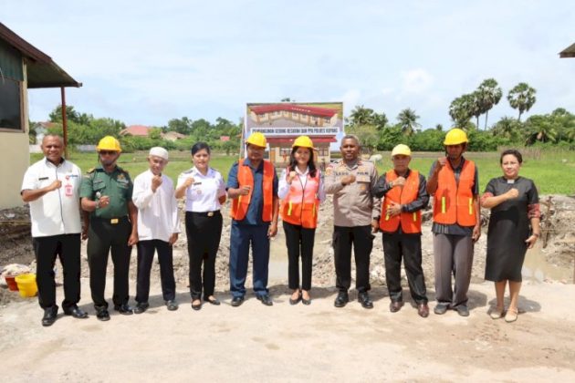Foto bersama usai peletakan batu pertama pembangunan gedung baru di lingkungan Polres Kupang.